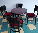 4 krzesła i mały stolik