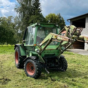 Deutz Intrac 2003A mit Frontlader und verpackten Kleinteilen