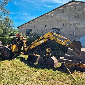 Schaeff Anbaubagger, montiert auf Unimogachse