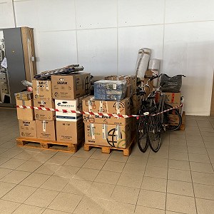 Umzugskisten 11–20, Kingsize-Bett mit Matratze x 1, Sofa 2-er x 1, Fahrrad x 3, Surfboard Tasche x 1