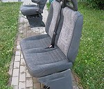 2 fotele -pojedynczy kierowcy i dwójka gotowe do nadania