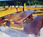 dwie ławy ogrodowe i stół składany