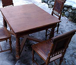 Tisch und 4 Stühle