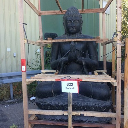 Buddha Skulptur im Holzgestell