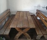 Stół i dwie ławy.
