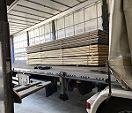 600 tablones de madera. Medio camión con lona para carga lateral